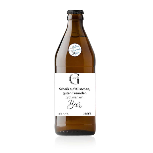 Bier mit Spruch. Scheiß auf Küsschen, guten Freunden gibt man ein Bier klein.