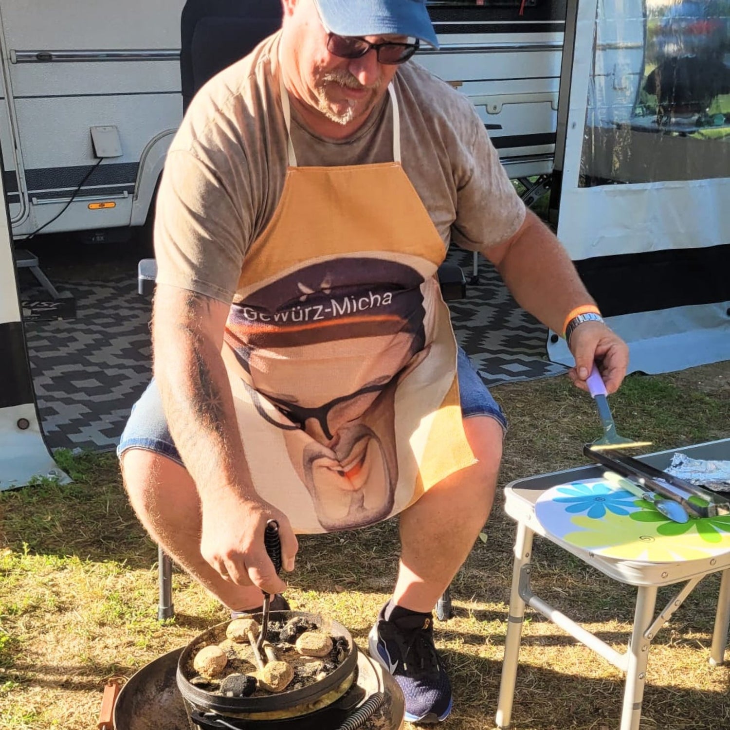 Michael bekannt aus der RTL2 Serie Bella Italia - Camping auf Deutsch beim Grillen und Dutch Oven kochen