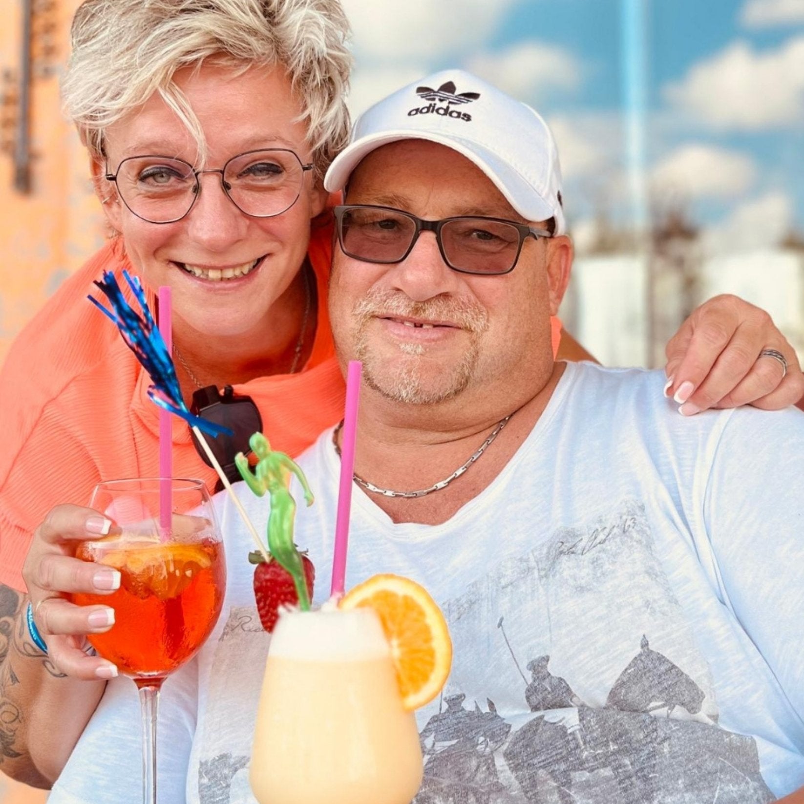 Michael und Jacky Patt bekannt aus der RTL2 Serie Bella Italia - Camping auf Deutsch beim Cocktail trinken