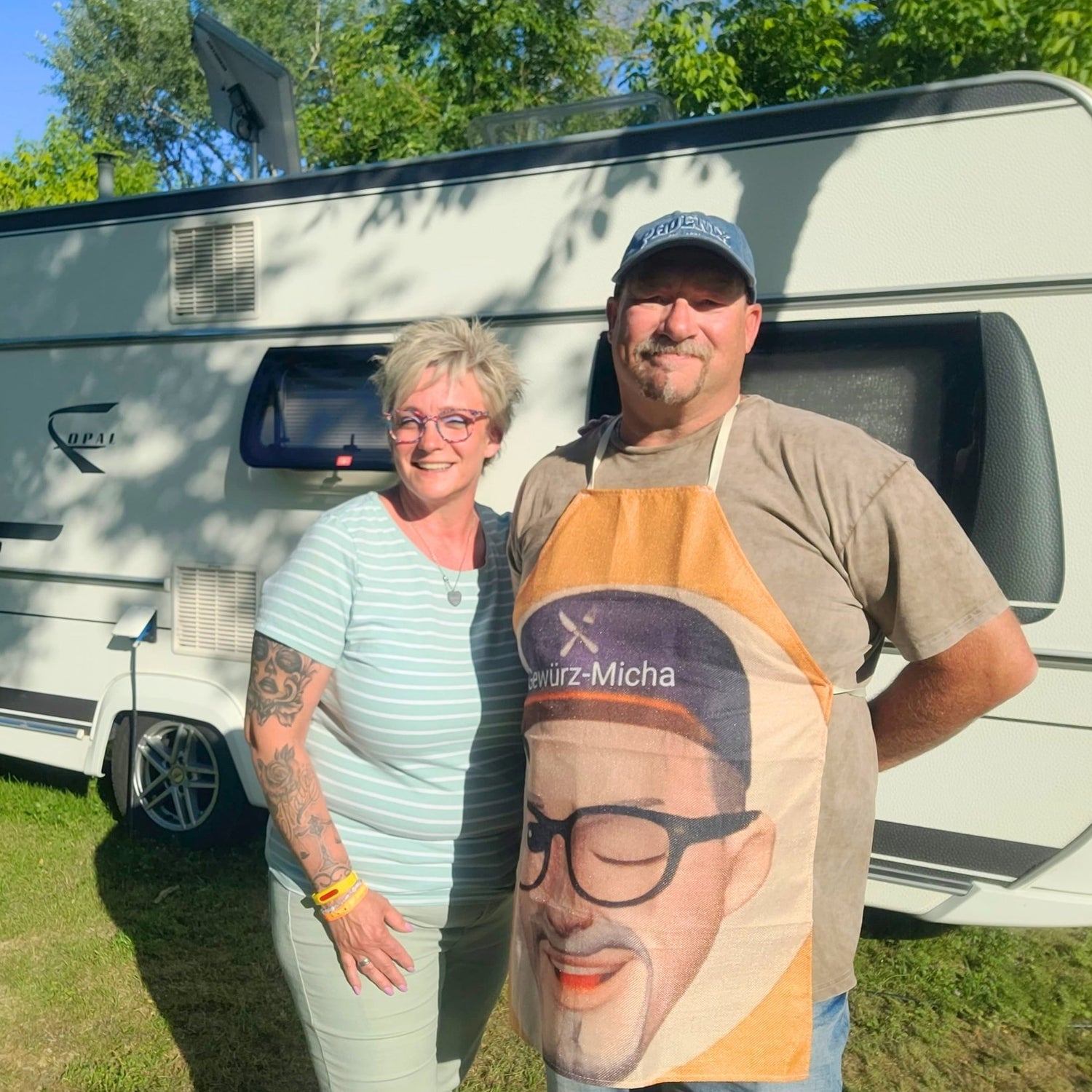 Michael und Jacky Patt bekannt aus der RTL2 Serie Bella Italia - Camping auf Deutsch vor dem Wohnwagen auf Marina di Venezia