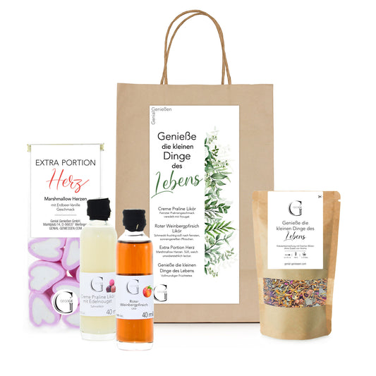 Genieße die kleinen Dinge des Lebens Geschenktüte von Genial Genießen mit Creme Praline Likör, Weinbergpfirsich Likör, Herz-Marshmallows und Kräutertee in Geschenkverpackung