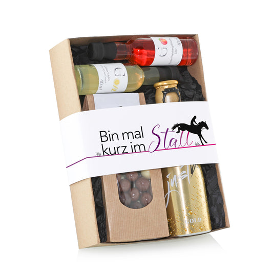 Hobby-Set „Bin mal kurz im Stall“ von Genial Genießen mit Secco, Limoncello, Weinbergpfirsich-Likör und Schokoladen-Knusperkugeln als genussvolles Geschenk für Pferdeliebhaber.